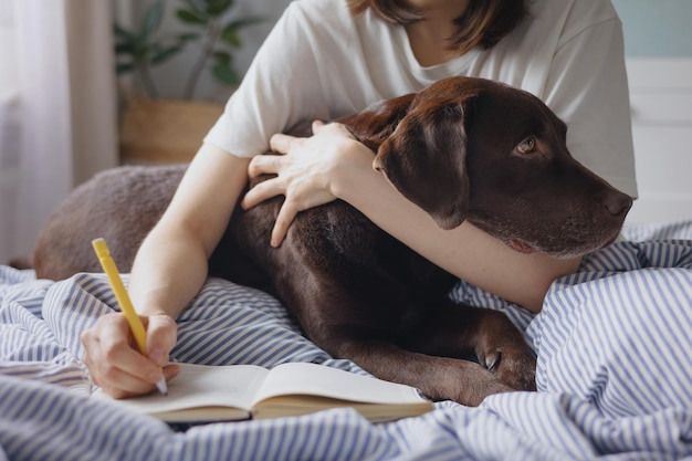 Foto sezione centrale di una donna con un cane