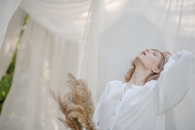 Photo midsection of woman with eyes closed