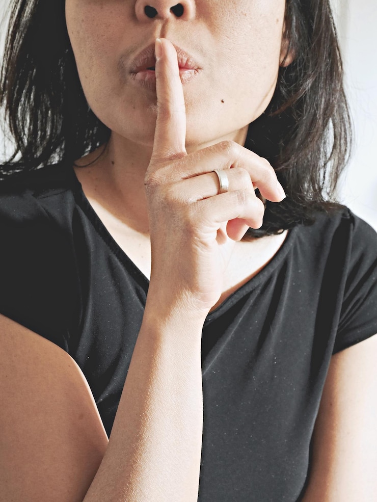 Photo midsection of woman with finger on lips