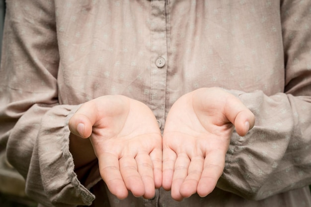 Photo midsection of woman with hands cupped