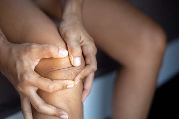 Foto sezione centrale di una donna con le mani