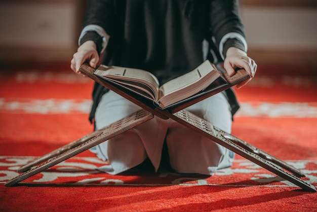 Photo midsection of woman with koran at mosque