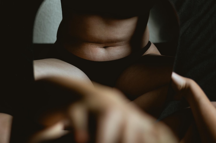 Photo midsection of woman with person