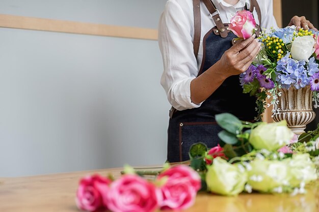 Foto sezione centrale di una donna con un bouquet di rose