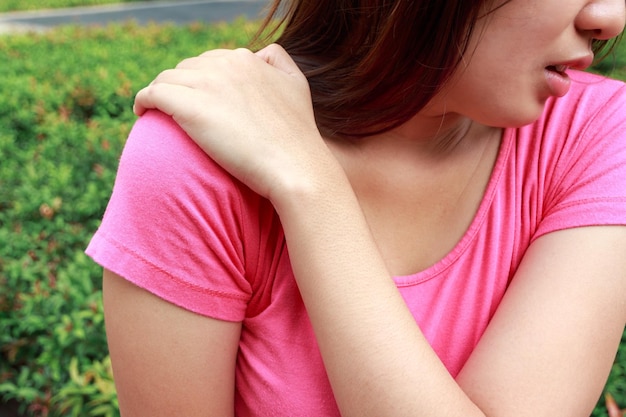 Photo midsection of woman with shoulder pain