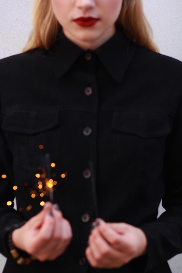Photo midsection of woman with sparks