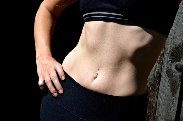 Photo midsection of woman with sweaty abdomen