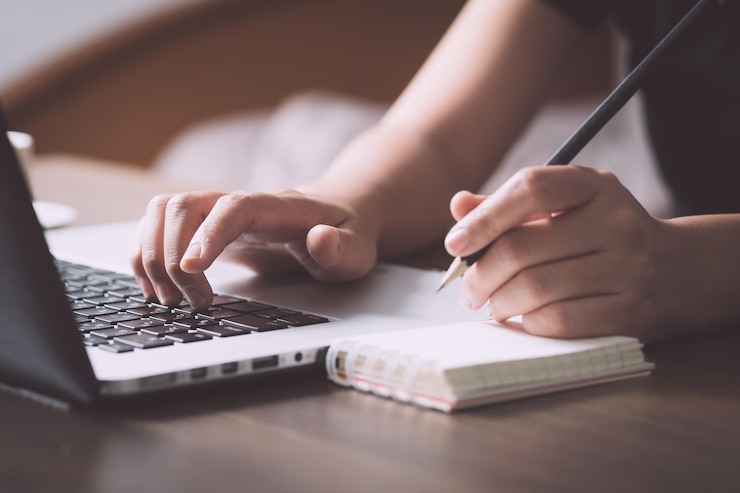 Photo midsection of woman working at desk