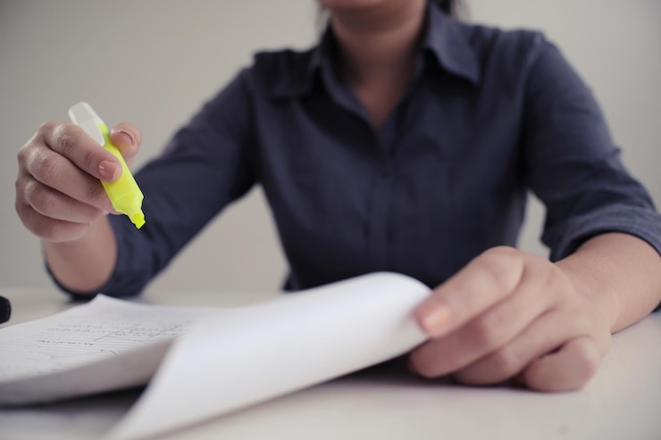 Photo midsection of woman working at desk