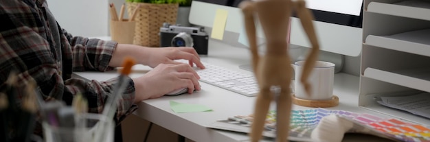 Photo midsection of woman working on table