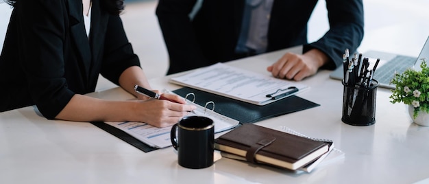 Photo midsection of woman working on table