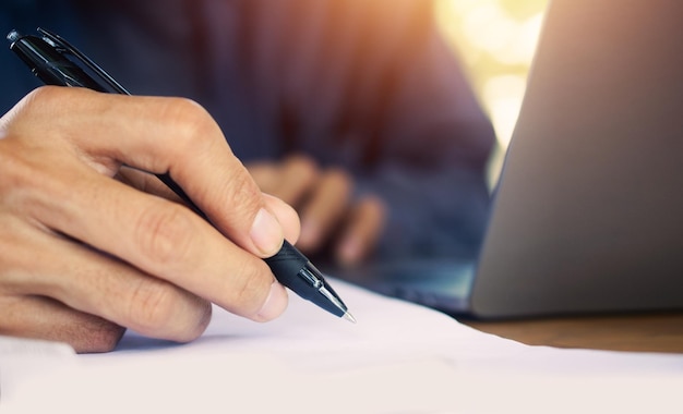 Foto sezione centrale di una donna che scrive in un libro