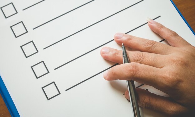 Photo midsection of woman writing on paper