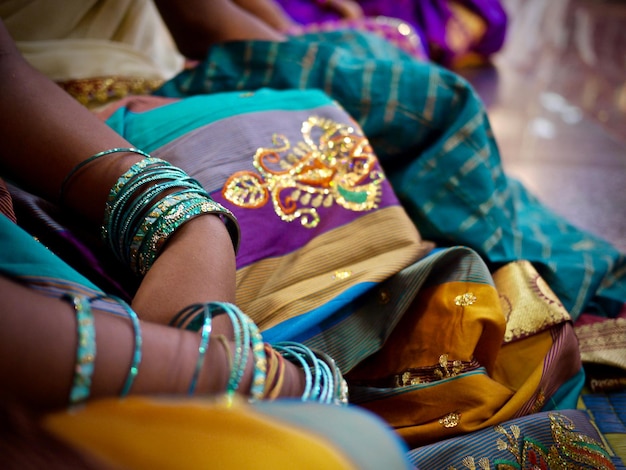 Foto sezione centrale di donne in sari