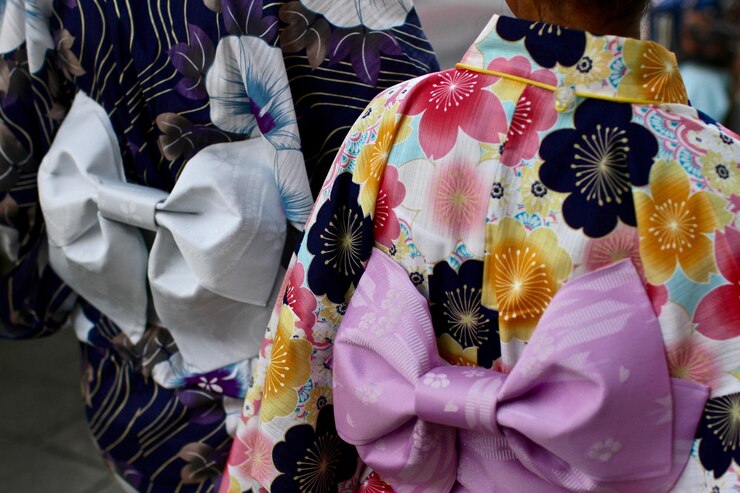 Photo midsection of women wearing kimono dress