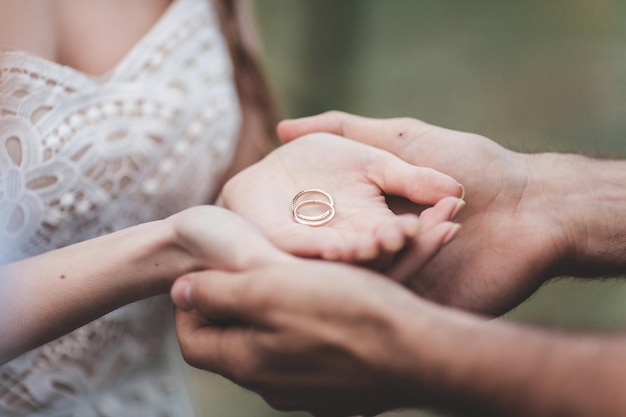 Photo midsection of young couple holding engagement rings