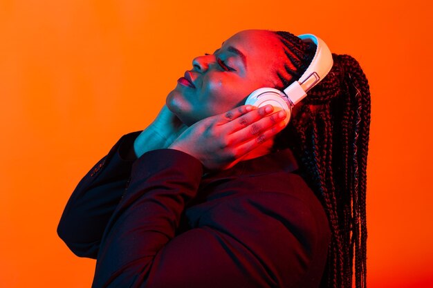 Photo midsection of young man against orange wall