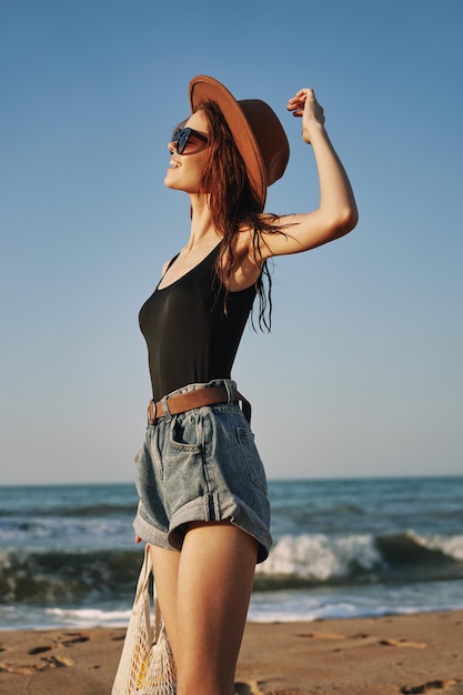 空に向かってビーチで若い女性のミッドセクション