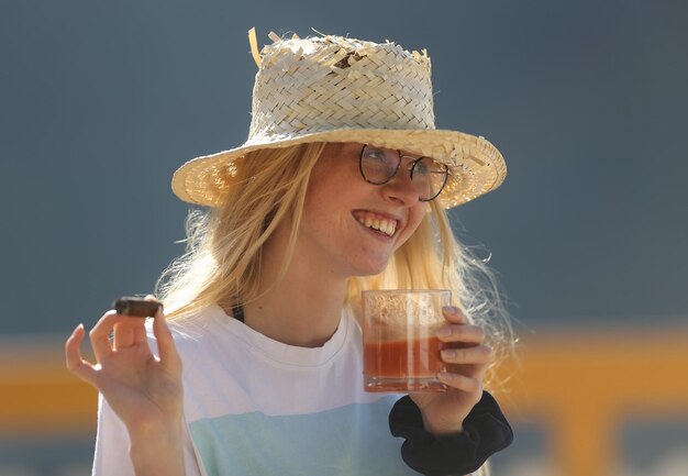 Foto sezione centrale di una giovane donna che beve un bicchiere