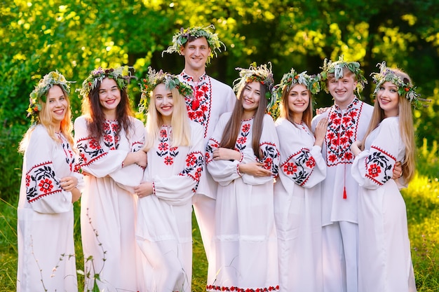 Фото midsummer, группа молодых людей славянской внешности на праздновании midsummer.