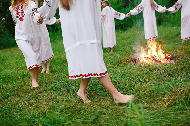 真夏、真夏のお祝いにスラブの外観の若者のグループ。