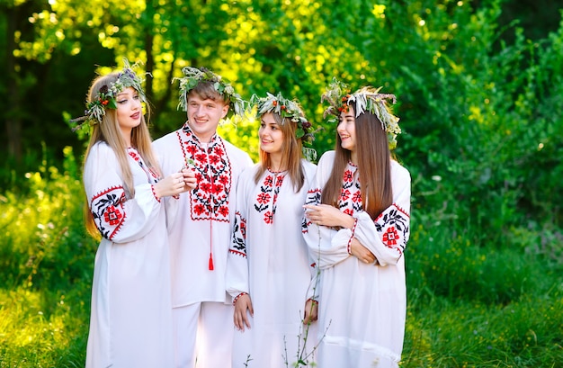 В середине лета. Группа молодых людей славянской внешности на праздновании середины лета.