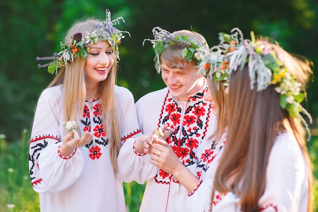 В середине лета. Группа молодых людей славянской внешности на праздновании середины лета.