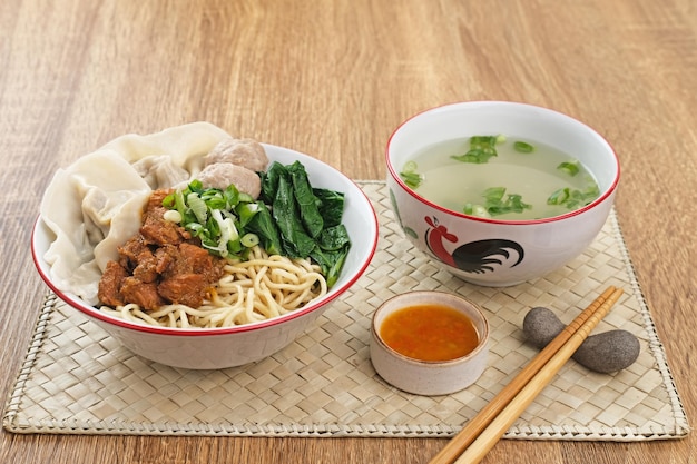 Mie ayam noedels met kip gehaktballen knoedels en groenten Indonesisch populair eten