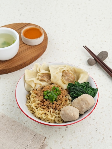 チキンミートボール餃子と野菜が入った三重アヤム麺はインドネシアで人気の食べ物です