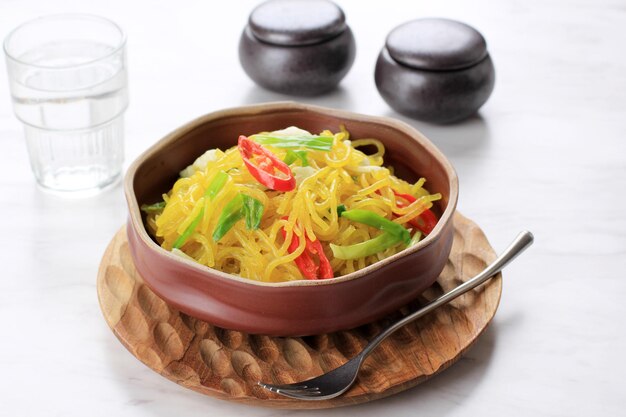 Mie Glosor of Mie Gelosor Glossy Yellow Noodles populair in Bogor West Java Noodle Gemaakt van Tapioca of Sagoo Flour Aci gemengd met Kurkuma Populaire Takjil voor het ontbijt in Ramadan