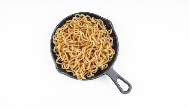 Mie goreng Instant noedels Gebakken noedels Gebakken noedels worden op een bord geplaatst Gebakken noedels uit Indonesië Close-up foto