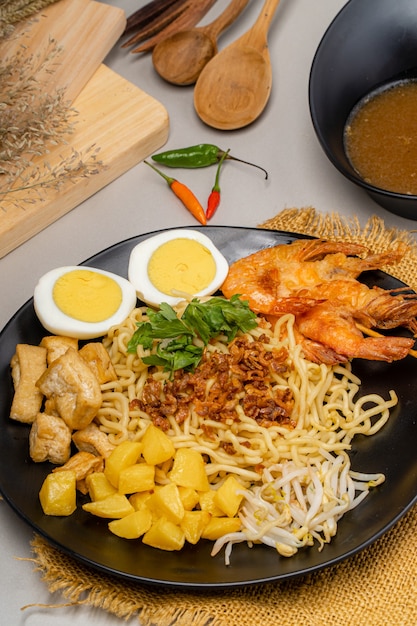 Mie rebus medan or Noodle Soup 

The dish is made of yellow egg noodles which are also used in Hokkien mee with a spicy slightly sweet currylike gravy The gravy is made from shrimp or tauchu broth