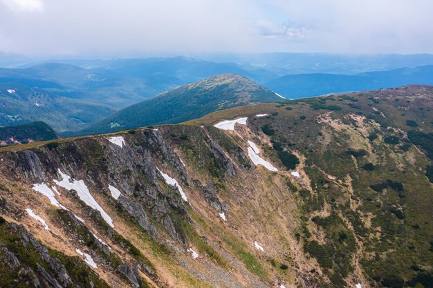 ウクライナの夏のchhornohora山の尾根の強大な山々