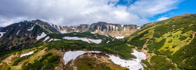 ウクライナの夏のchhornohora山の尾根の強大な山々