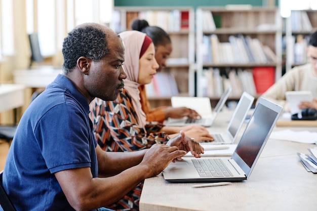 Migrerende studenten die laptops gebruiken