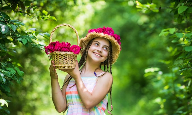 Mijn bloemen zomervakantie vrolijk kind in de zomer lente jongen mode meisje met roze bloemen
