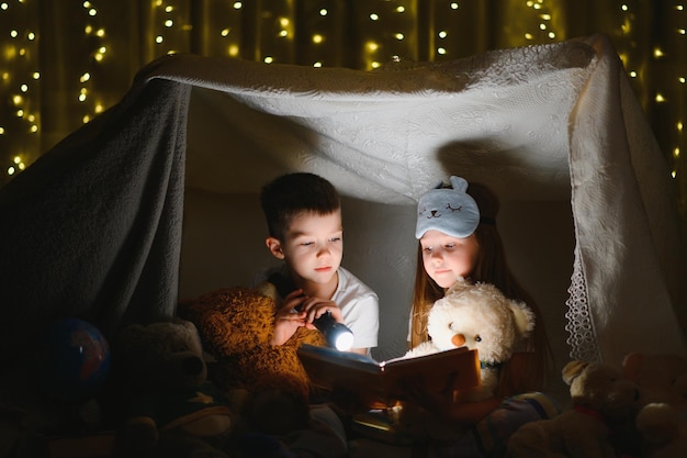 Mijn lieve kinderen die thuis verhaaltje lezen