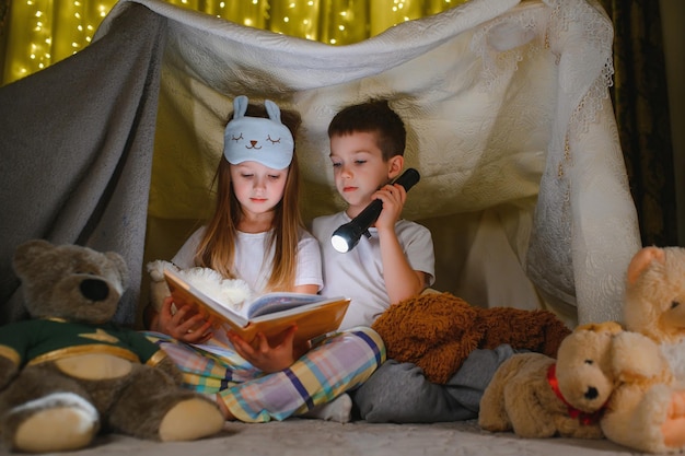 Mijn lieve kinderen die thuis verhaaltje lezen