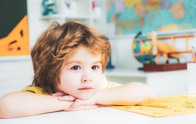 Mijn lieve kinderen op school les kind leert in portret van leerling van basisschool studeren binnen