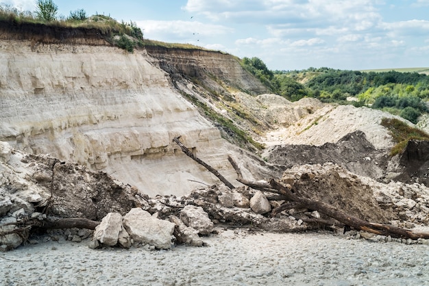 Mijnbouw in zandgroeve in de zomer