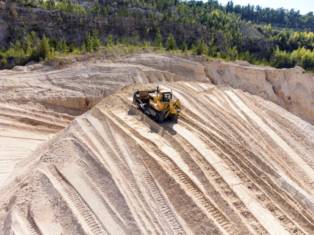 Foto mijnbouw rupsbulldozer aan het werk