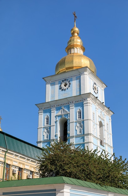 Mikhailovska-kathedraal op het Mikhailovska-plein. St. Michael's Golden-Domed-klooster is een functionerend klooster in Kiev, de hoofdstad van Oekraïne
