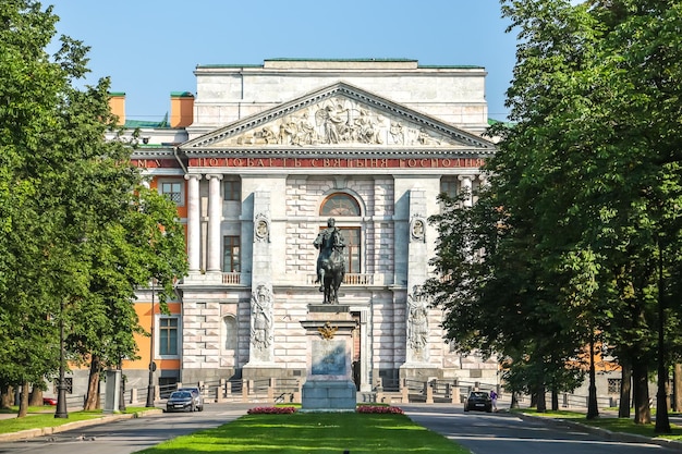 사진 mikhailovsky castle 또는 engineers castle은 petersburg의 역사적인 중심지에 있는 전 왕실 거주지입니다.