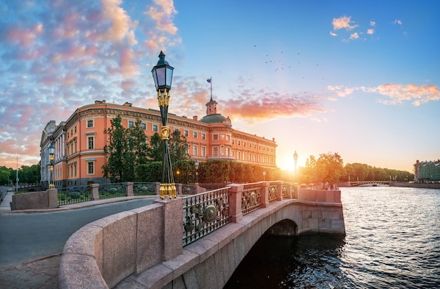 Mikhailovsky-kasteel in St. Petersburg dichtbij Fontanka in de stralen van de ondergaande zon