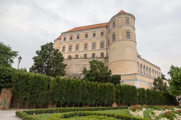 МИКУЛОВ, ЧЕШСКАЯ РЕСПУБЛИКА, 28 июля 2020 г. Замок Микулов - это бывший замок Лихтенштейна, а затем замок Дистрихштайн на скале, который был уникальной доминантой в центре города.