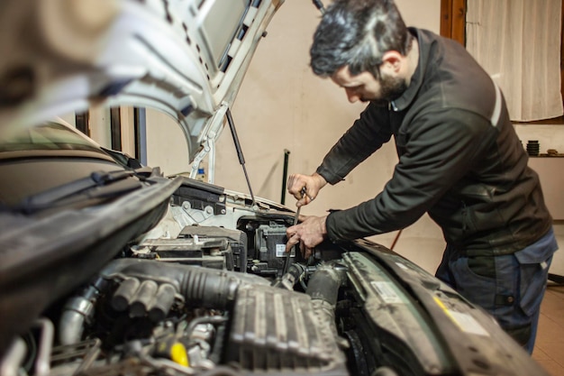 MILAAN ITALI 24 APRIL 2022 Monteur repareert auto detail