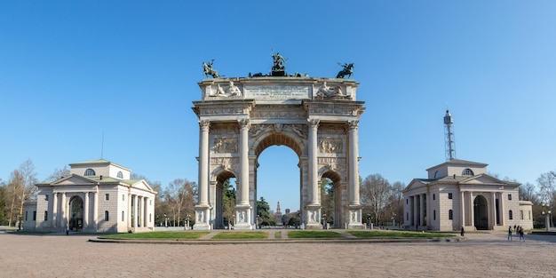 Photo milan arco della pace milano peace triumphal arch gate travel traveling town panorama in italy