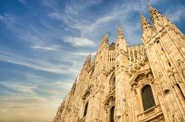 텍스트 복사 공간이 있는 밀라노 대성당(Duomo di Milano). 푸른 하늘 배경과 일몰 빛입니다.