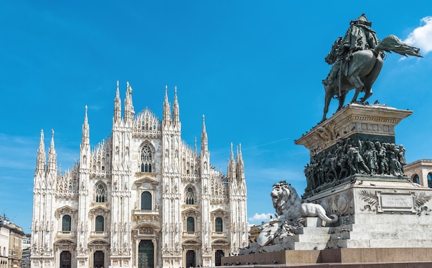 Photo milan cathedral and monument to victor emmanuel ii