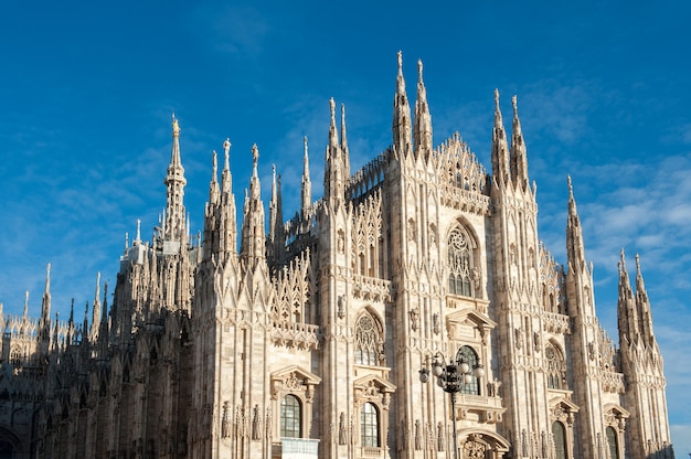 Milan Cathedral onder blauwe hemel